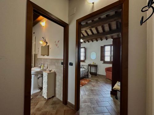 Habitación con baño con lavabo y aseo. en B&B Madonna Del Latte, en Cannara