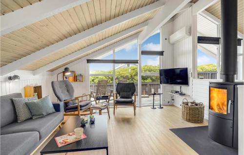 TV a/nebo společenská místnost v ubytování Three-Bedroom Holiday Home Harboøre With A Fireplace 06