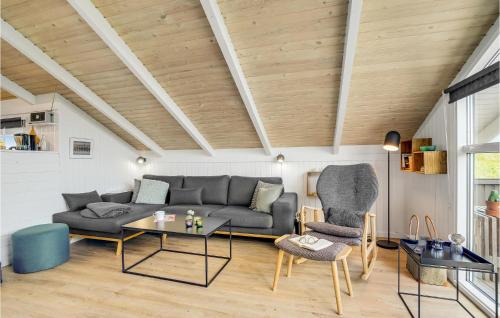 Posezení v ubytování Three-Bedroom Holiday Home Harboøre With A Fireplace 06