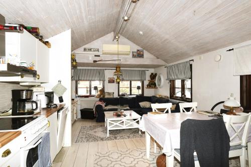 cocina y sala de estar con sofá y mesa en Nice independent holiday apartment on Saro en Särö