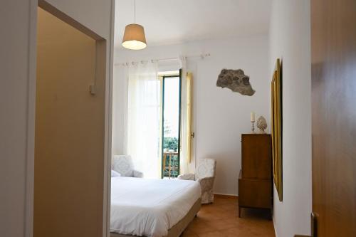 een slaapkamer met een bed en een raam bij Paradisea Taormina Theatre in Taormina