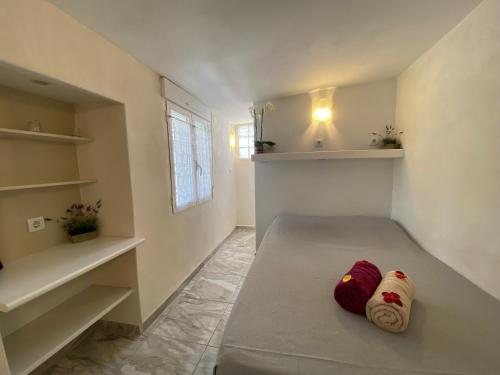 Cette chambre comprend 2 oreillers installés sur un lit. dans l'établissement Denia's Beach House - Colibri, à Dénia