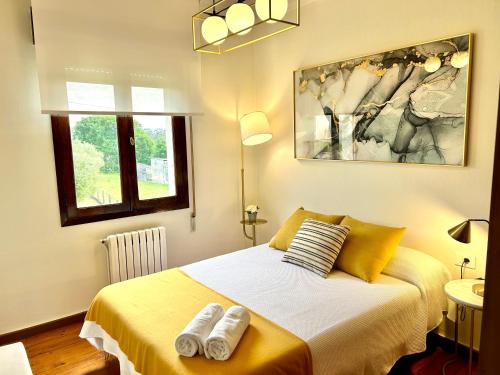 sypialnia z łóżkiem z dwoma ręcznikami w obiekcie Casa en Cambeo w mieście Ourense