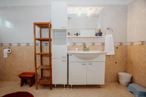 baño con lavabo blanco y escalera en Apartment Villa Anna, en Zadar