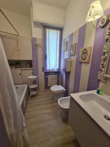 bagno con 2 servizi igienici, vasca e lavandino di Sara by PortofinoVacanze a Rapallo