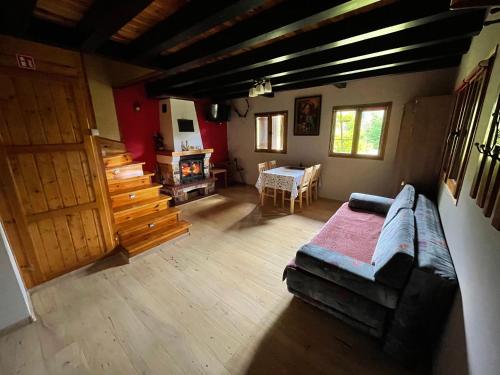 an overhead view of a living room with a couch at Domek pod lasem in Lubycza Królewska