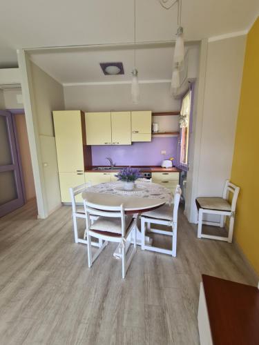 una cucina e una sala da pranzo con tavolo e sedie di Sara by PortofinoVacanze a Rapallo
