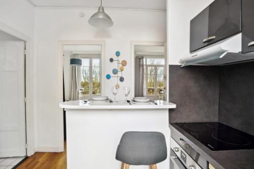 une cuisine avec un comptoir et une chaise dans l'établissement Sublime Appart Tout Confort Centre Ville Gare, à Troyes