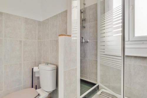 une salle de bain avec toilettes et douche dans l'établissement Sublime Appart Tout Confort Centre Ville Gare, à Troyes
