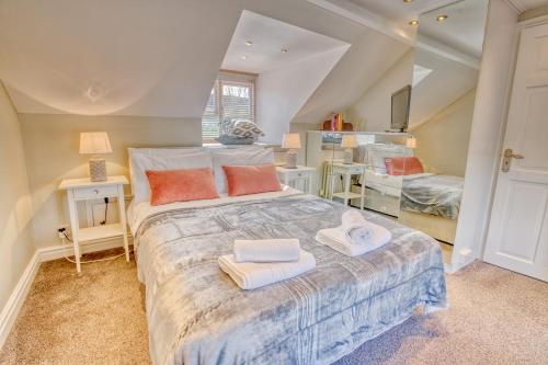 a bedroom with a large bed with towels on it at Pass the Keys Cosy Hideaway in the Countryside in Lincoln