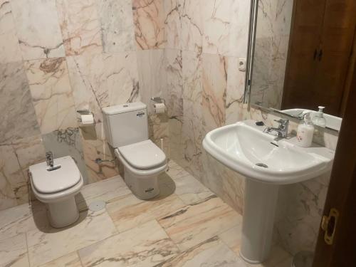łazienka z toaletą i umywalką w obiekcie La canongia w mieście Segovia