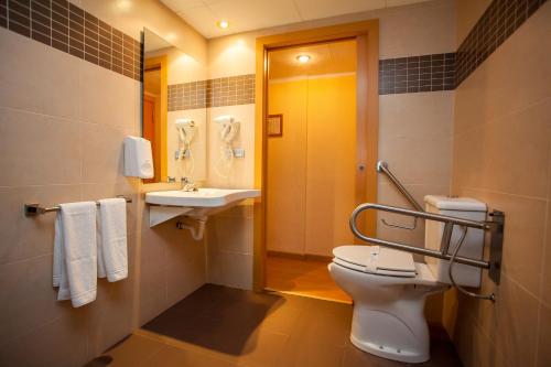 A bathroom at Hotel Maria del Mar