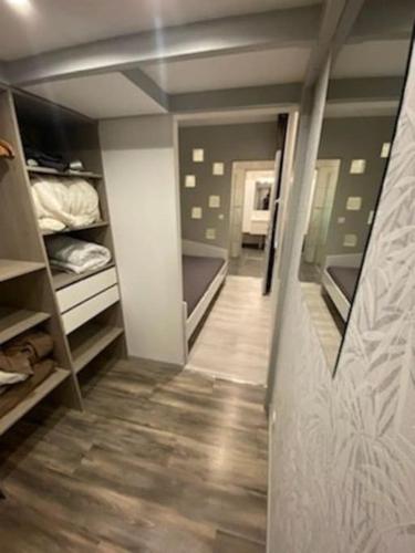 Cette chambre comprend 2 lits superposés et un couloir. dans l'établissement CHAcabuLONS, à Châlons-en-Champagne