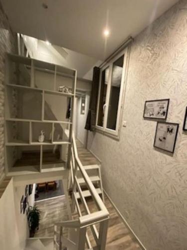 - un escalier dans une petite chambre avec un escalier dans l'établissement CHAcabuLONS, à Châlons-en-Champagne