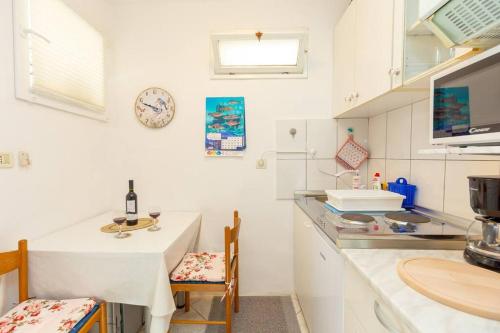 - une cuisine avec un comptoir, une table et un évier dans l'établissement Studio Ibis, à Dubrovnik