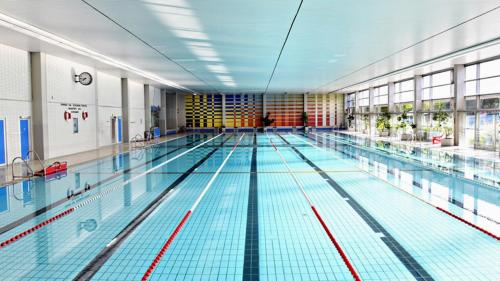 ein großer Pool in einem großen Gebäude in der Unterkunft Helles Apartment in Berlin-Mariendorf in Berlin