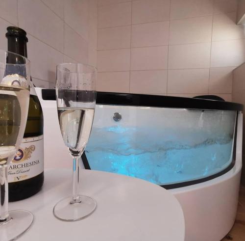 - un verre de vin assis sur une table avec une baignoire d'eau dans l'établissement Petrovaradin 11, à Petrovaradin