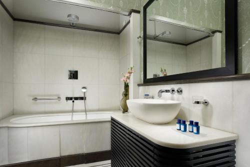 Bilik mandi di San Firenze Suites & Spa