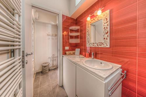 ein Badezimmer mit Waschbecken und Spiegel in der Unterkunft VILLA TORETTI Centro, Relax e Parcheggio Privato in Rapallo