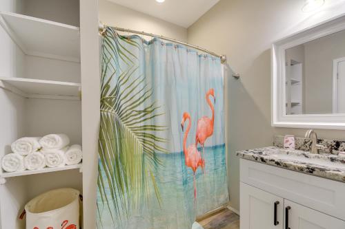 baño con cortina de ducha con flamencos en Lovely Vacation Home about 1 Mi to Ocean Isle Beach! en Ocean Isle Beach