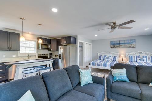 Ocean Isle Beach Home with Shared Lanai and Grill