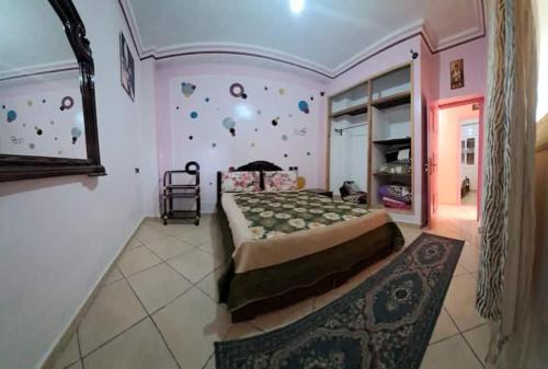 - une chambre avec un grand lit et un mur en pierre dans l'établissement Lovely View, à Chefchaouen