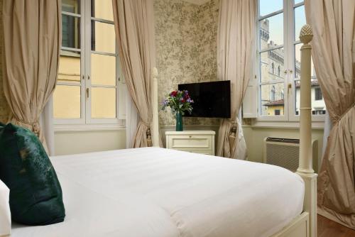 Televisyen dan/atau pusat hiburan di San Firenze Suites & Spa