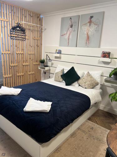 1 dormitorio con 1 cama grande con manta azul en Studio Flat, en Wythenshawe