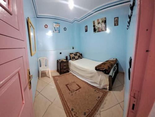 - une chambre avec un lit dans une pièce bleue dans l'établissement Lovely View, à Chefchaouen