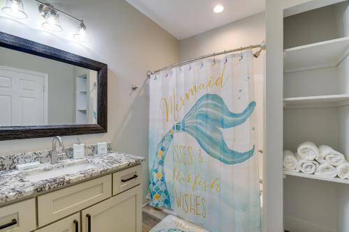 baño con ducha con cortina de ducha de sirena en Charming Ocean Isle Beach Home about 1 Mi to Beach! en Ocean Isle Beach