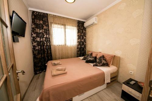 ヴァルナ・シティにあるCathedral Apartment Varnaの窓付きの小さな部屋の小さなベッド1台分です。