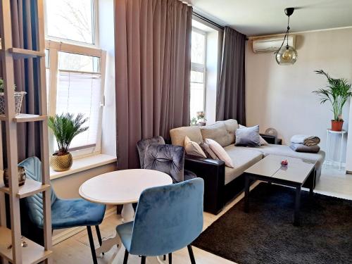 a living room with a couch and a table at Riia maantee Apartement in Pärnu