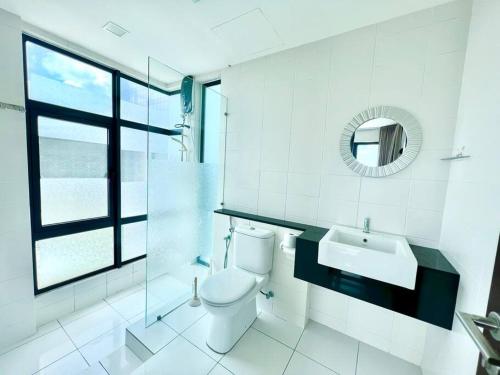 uma casa de banho com um WC, um lavatório e um espelho. em N Cozy 1-10Pax 2Room Trefoil SetiaAlam SmrtTV Wifi em Setia Alam
