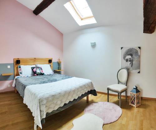 1 dormitorio con 1 cama y 1 silla en Chambres d'hôtes - Les Varennes, en Saint-Georges-de-Reneins
