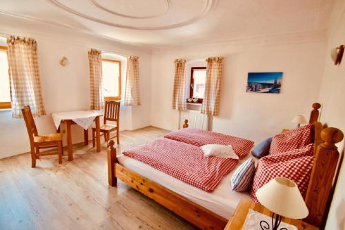 a bedroom with a bed and a table and chairs at Landurlaub bei Familie Haug in Freyung