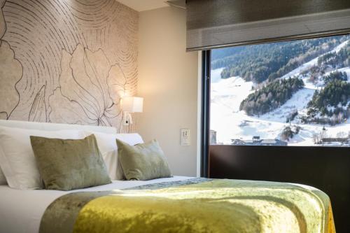 Кровать или кровати в номере El Tarter THE MIRROR & SPA luxury apartments