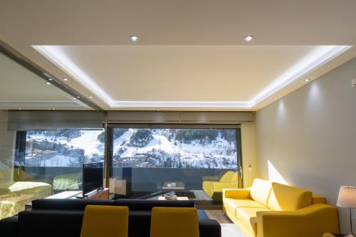 Гостиная зона в El Tarter THE MIRROR & SPA luxury apartments