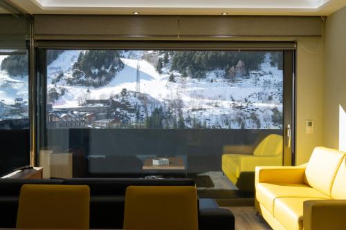 Гостиная зона в El Tarter THE MIRROR & SPA luxury apartments