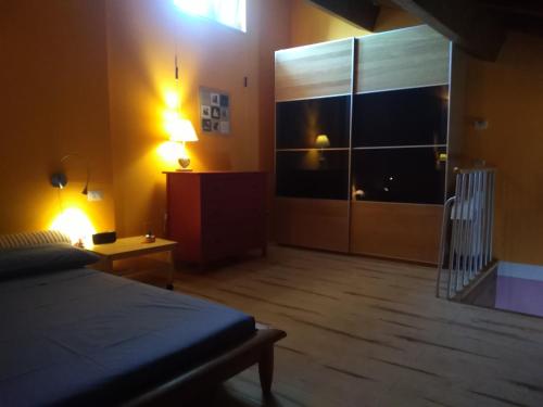 - une chambre avec un lit et une grande fenêtre dans l'établissement Vico Vacanze, à Ronciglione