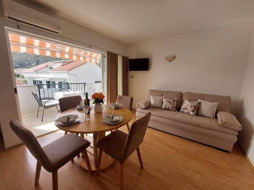 Apartments Zulim في تروغير: غرفة معيشة مع طاولة وأريكة