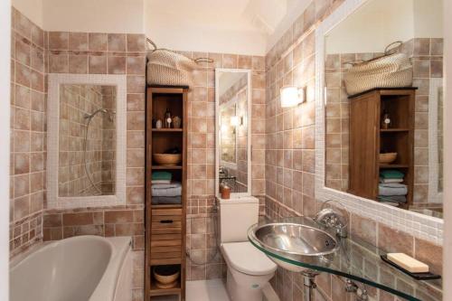 łazienka z wanną, umywalką i toaletą w obiekcie Sea Front Studio YourHostHelper w Nicei