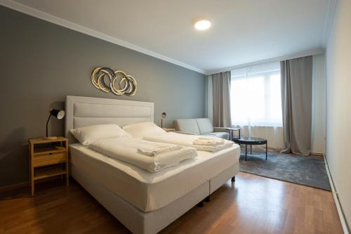 een slaapkamer met een groot wit bed in een kamer bij A spacious 3-bedroom apartment with king-size beds is located within 5 minute’s walk from the Prater in Wenen