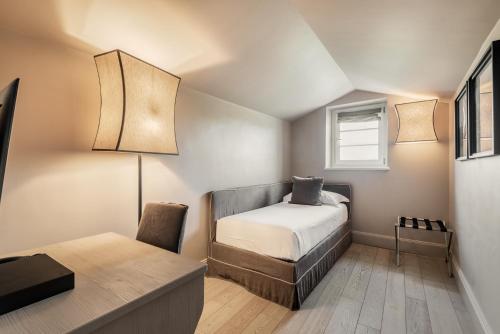 a bedroom with a bed and a desk and a chair at Villa Grey in Forte dei Marmi