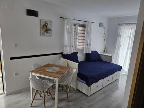 - une petite chambre avec un lit et une table dans l'établissement Apartmani Alma, à Podgora