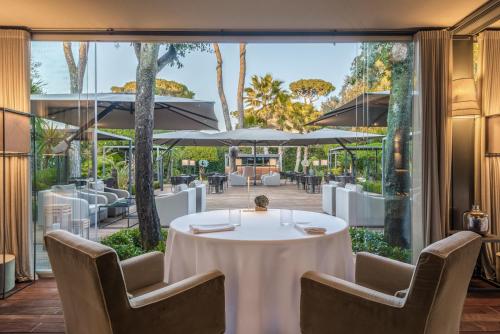 a dining room with a table and chairs at Villa Grey in Forte dei Marmi