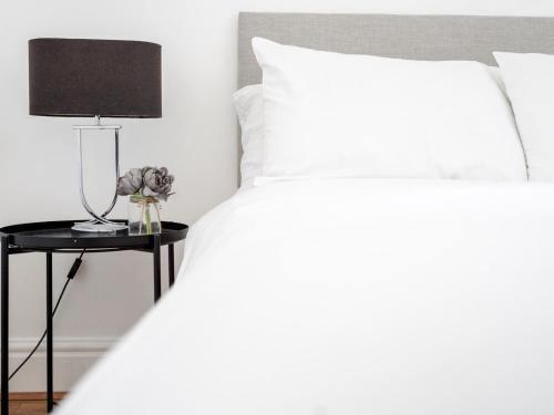 Un pat sau paturi într-o cameră la Pass the Keys Serenity in the Suburbs - Modern 2BR Apartment