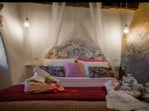 sypialnia z dużym łóżkiem z baldachimem w obiekcie Giamevi House w mieście Vignanello