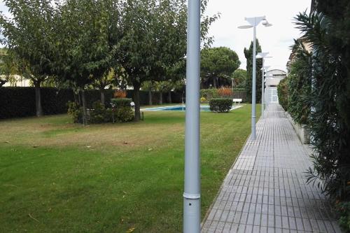 un poste al lado de una acera en un patio en Apartmento Duplex, en S'Agaró