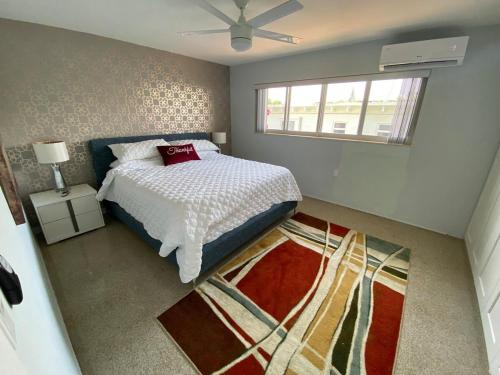 una camera con letto, finestra e tappeto di Few Steps From The Beach -awesome 1br1ba a Fort Lauderdale