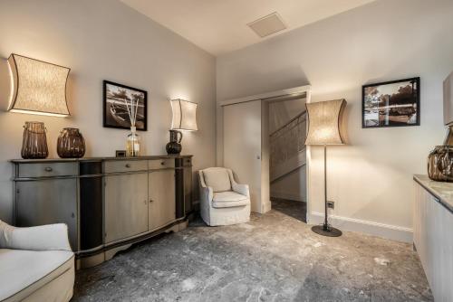 a living room with a toilet and a lamp at Villa Grey in Forte dei Marmi